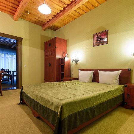 Letuchiy Gollandets Hotel Uzhhorod Bagian luar foto