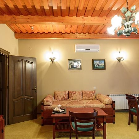 Letuchiy Gollandets Hotel Uzhhorod Bagian luar foto