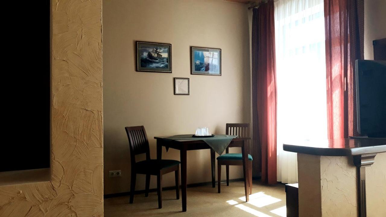 Letuchiy Gollandets Hotel Uzhhorod Ruang foto