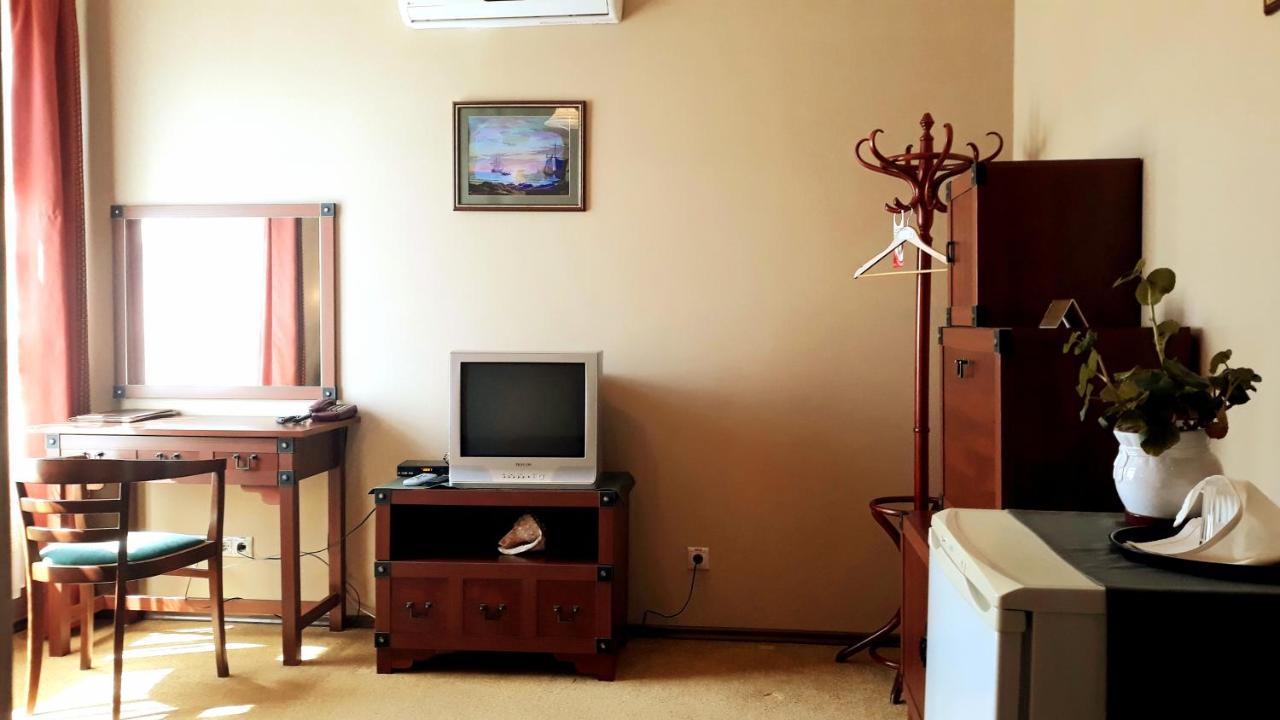 Letuchiy Gollandets Hotel Uzhhorod Ruang foto
