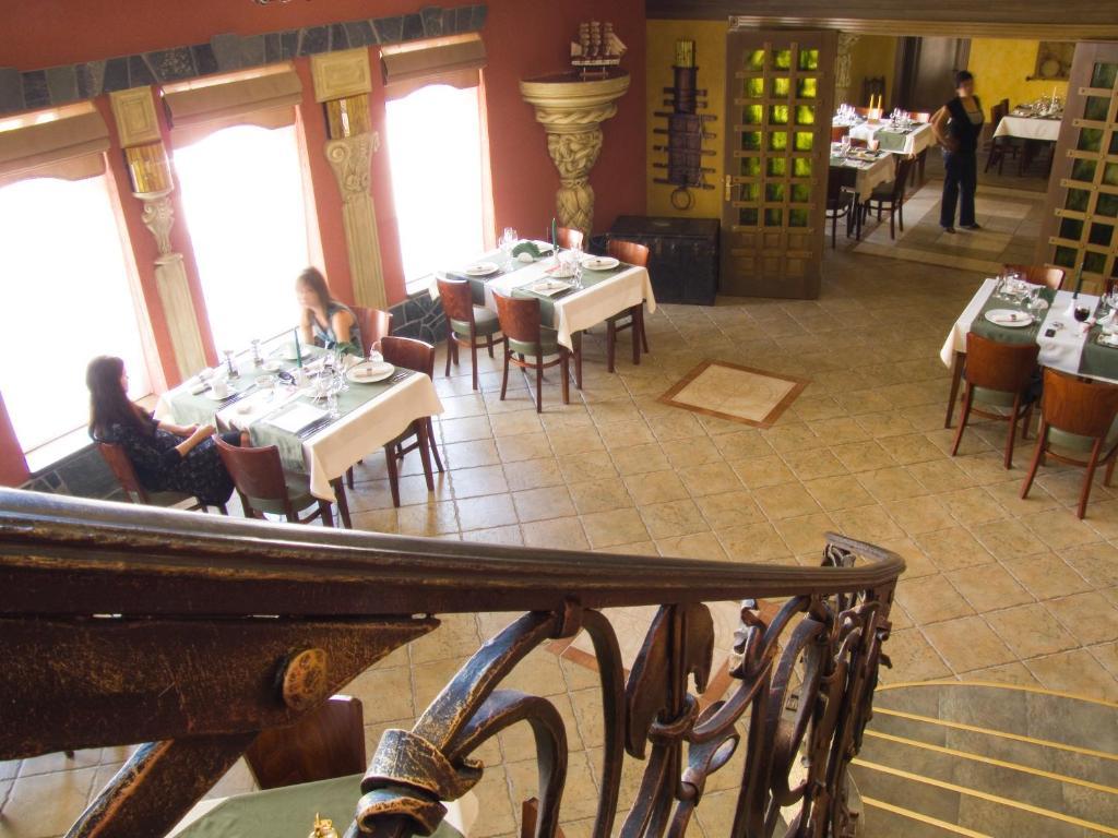 Letuchiy Gollandets Hotel Uzhhorod Bagian luar foto