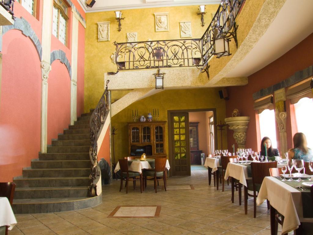 Letuchiy Gollandets Hotel Uzhhorod Bagian luar foto