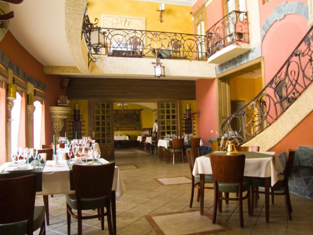 Letuchiy Gollandets Hotel Uzhhorod Bagian luar foto