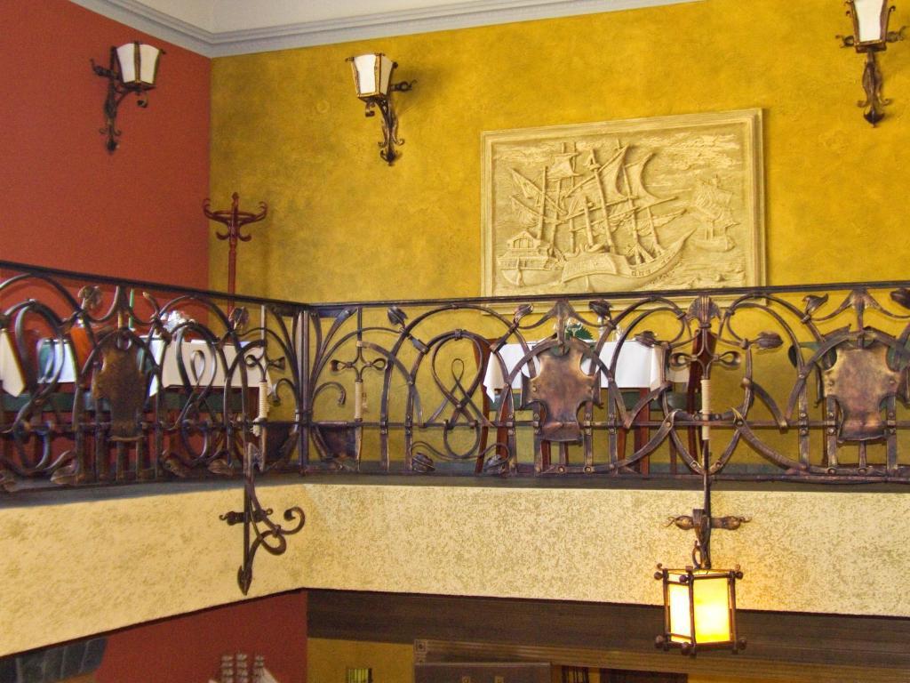 Letuchiy Gollandets Hotel Uzhhorod Bagian luar foto