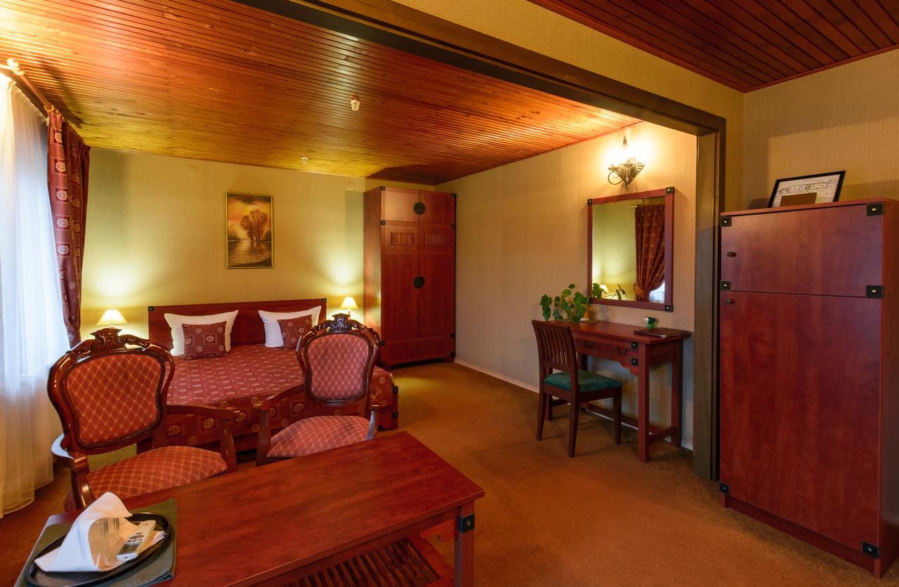 Letuchiy Gollandets Hotel Uzhhorod Bagian luar foto
