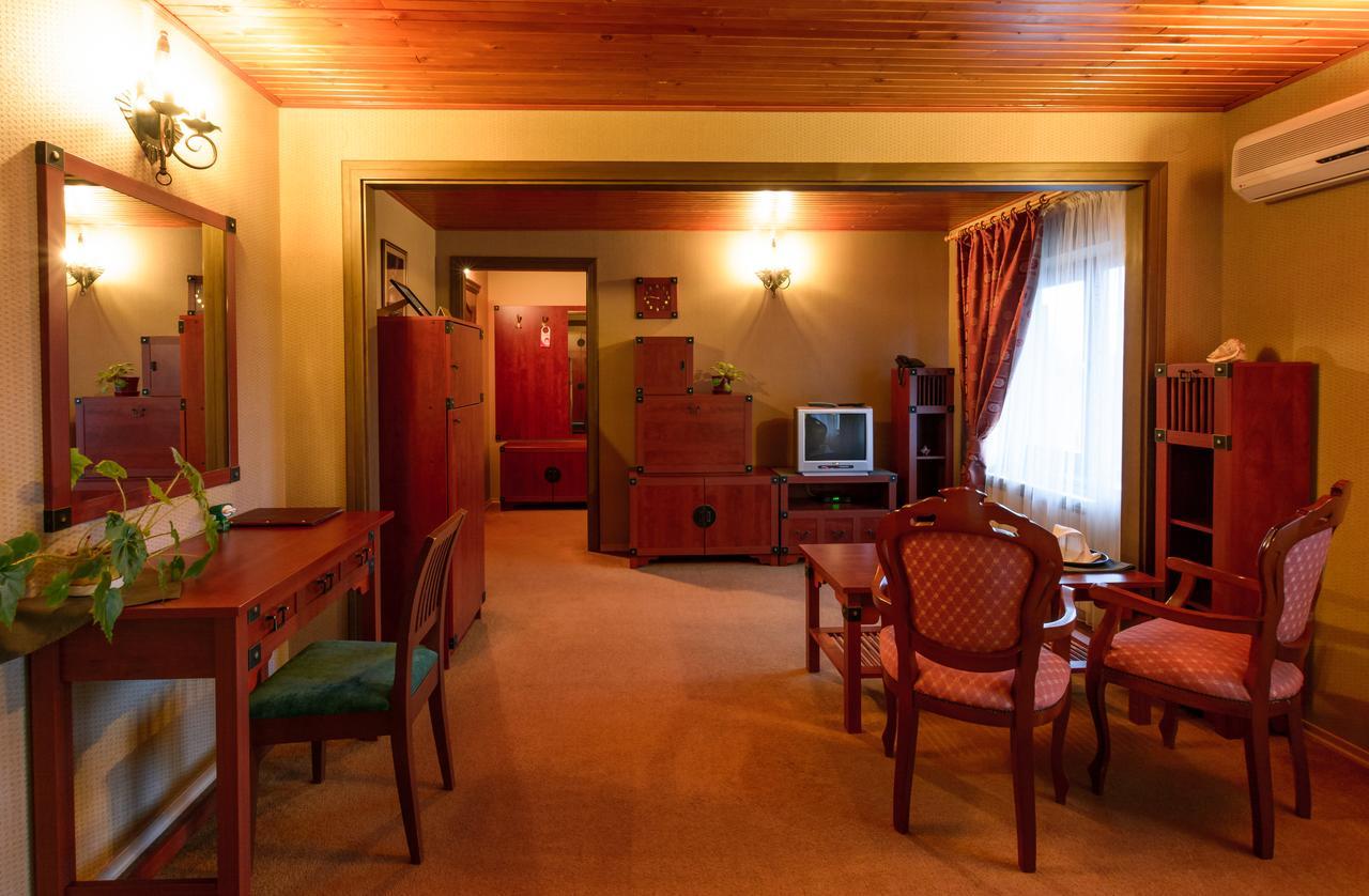 Letuchiy Gollandets Hotel Uzhhorod Bagian luar foto