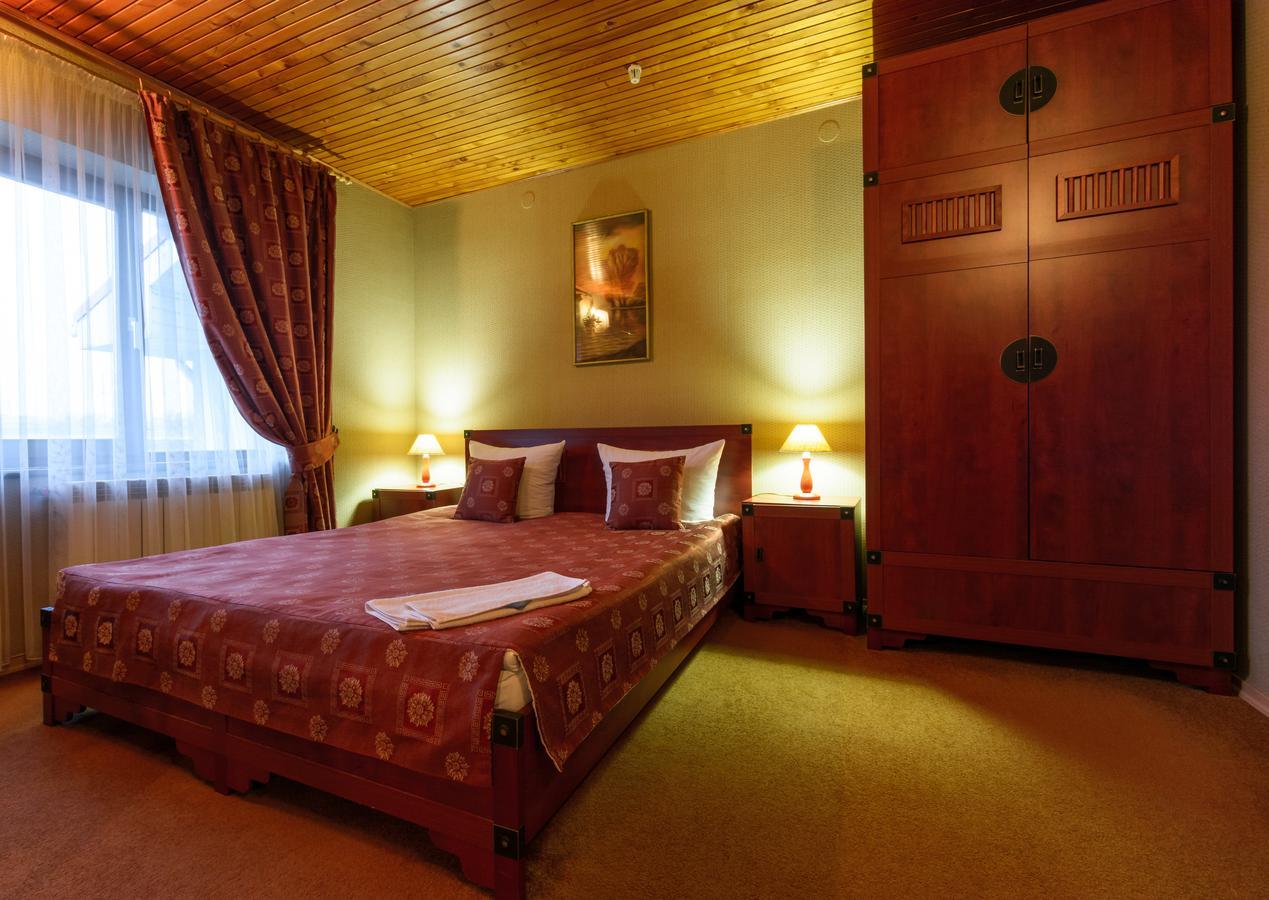Letuchiy Gollandets Hotel Uzhhorod Bagian luar foto