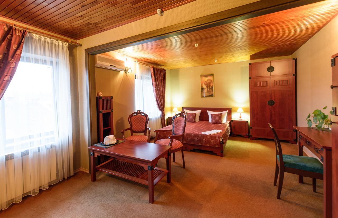 Letuchiy Gollandets Hotel Uzhhorod Bagian luar foto