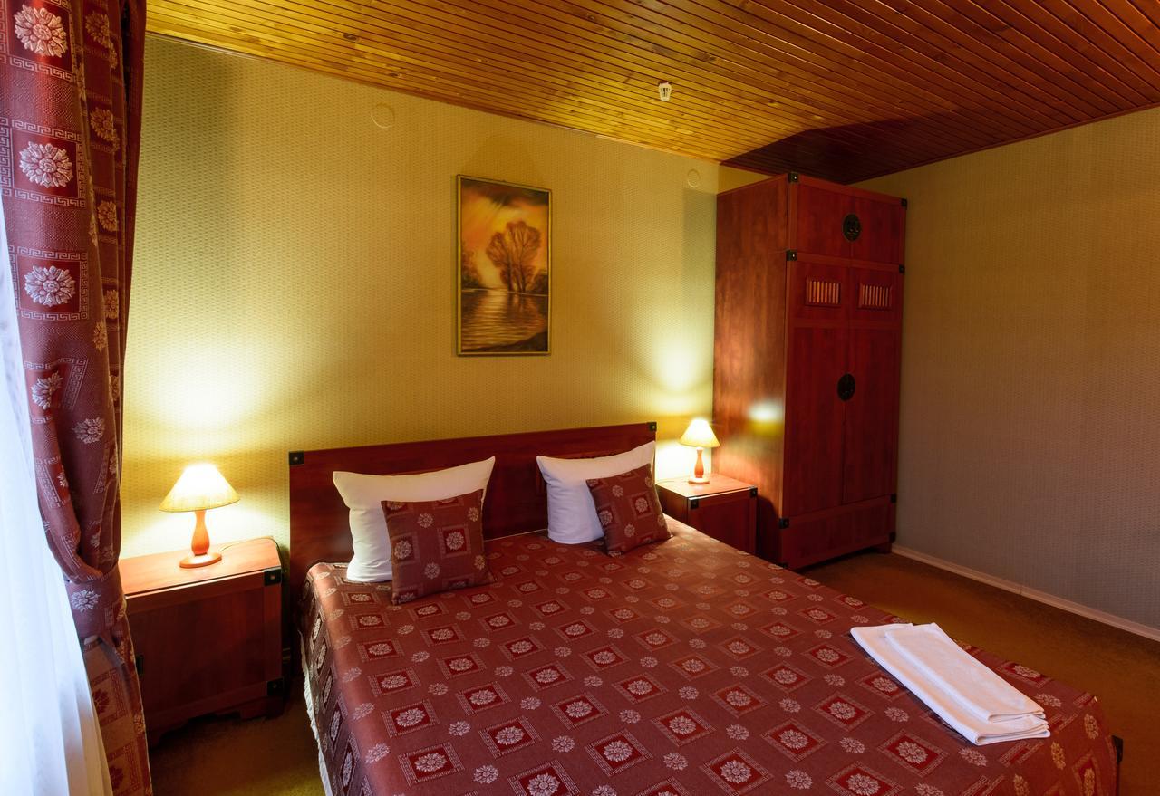 Letuchiy Gollandets Hotel Uzhhorod Bagian luar foto