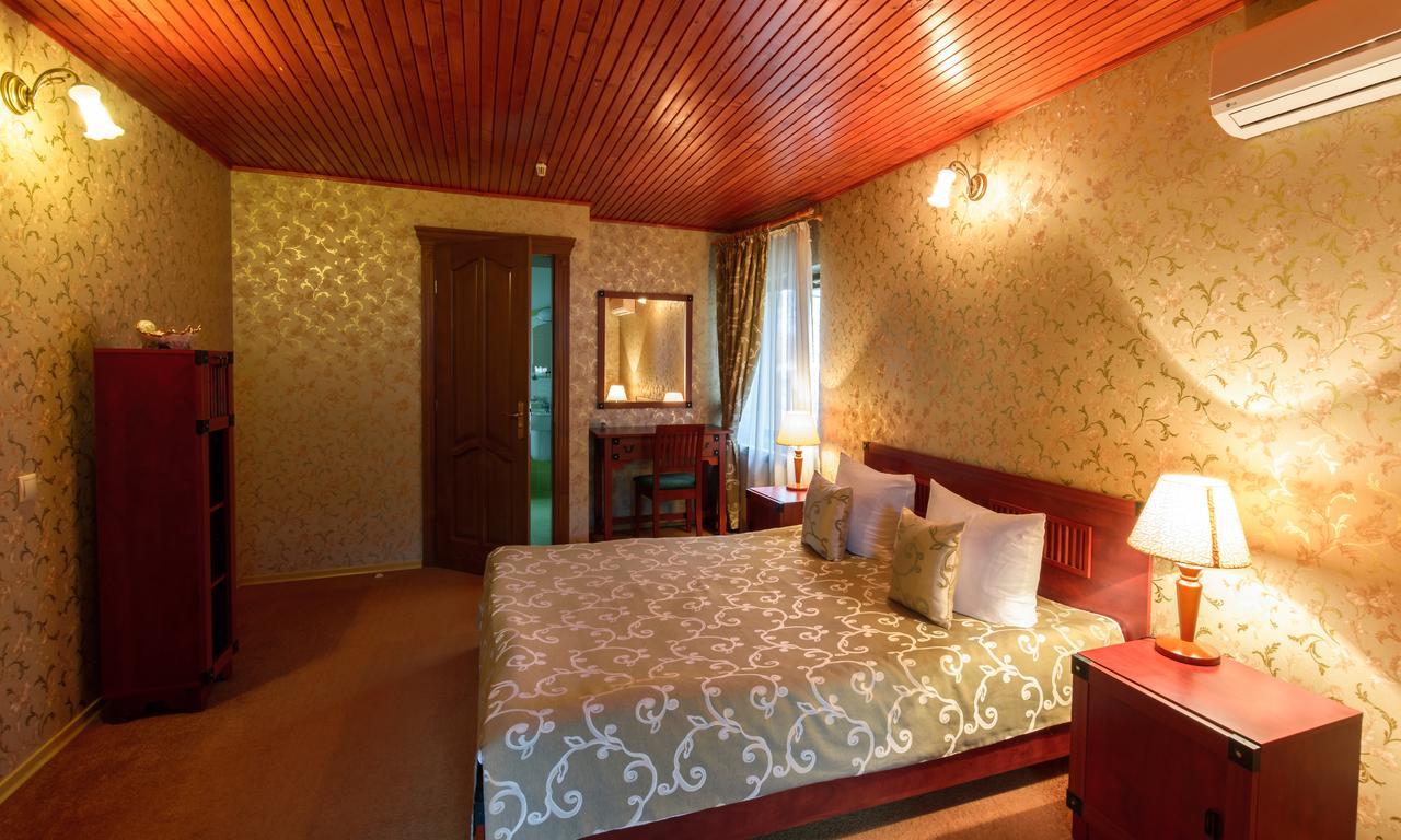 Letuchiy Gollandets Hotel Uzhhorod Bagian luar foto