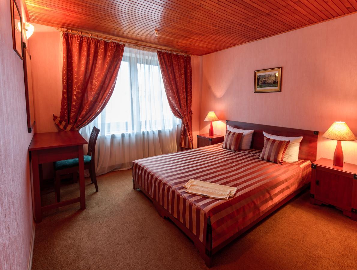 Letuchiy Gollandets Hotel Uzhhorod Bagian luar foto