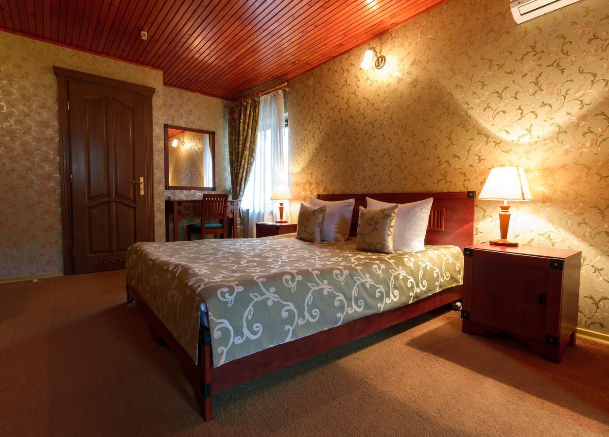 Letuchiy Gollandets Hotel Uzhhorod Bagian luar foto