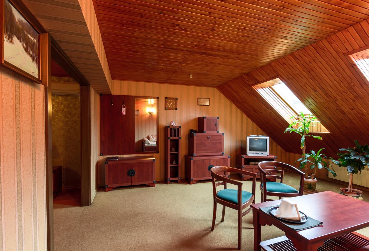 Letuchiy Gollandets Hotel Uzhhorod Bagian luar foto