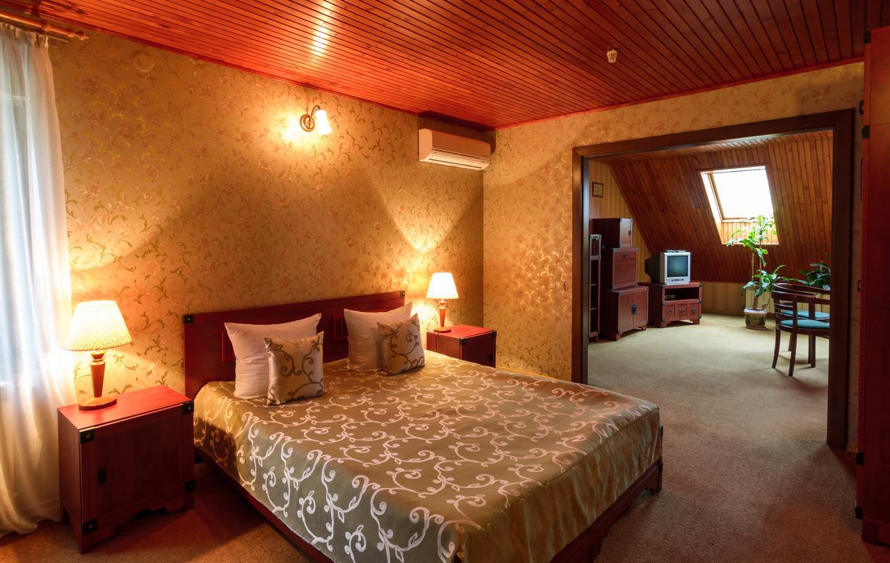 Letuchiy Gollandets Hotel Uzhhorod Bagian luar foto