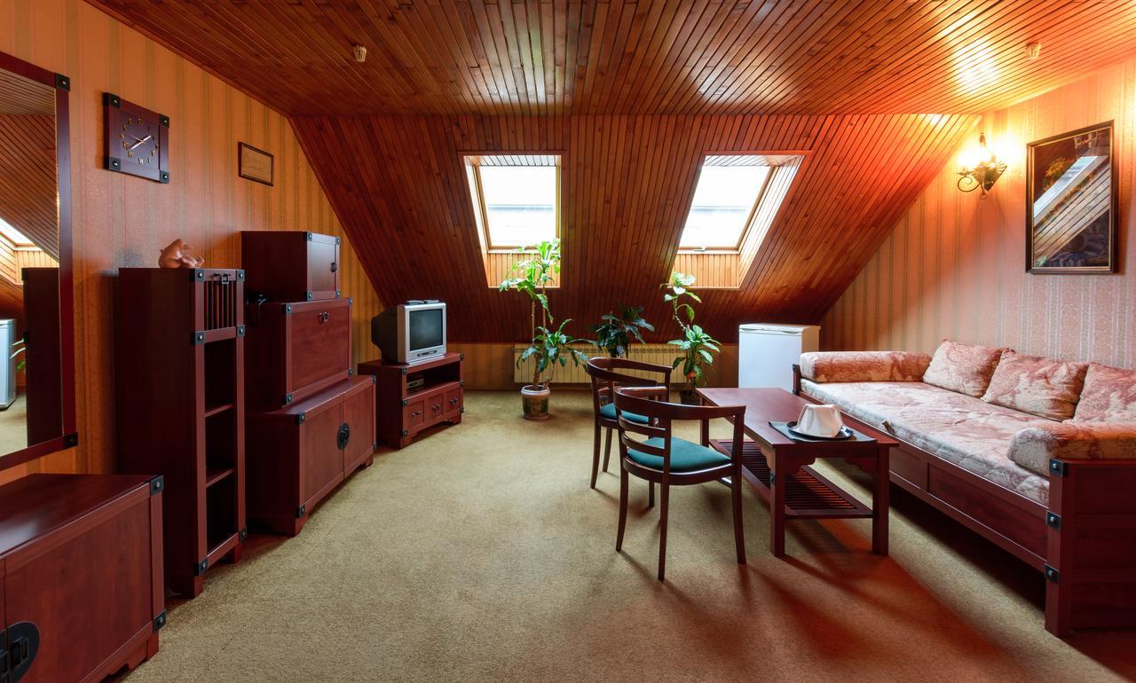 Letuchiy Gollandets Hotel Uzhhorod Bagian luar foto