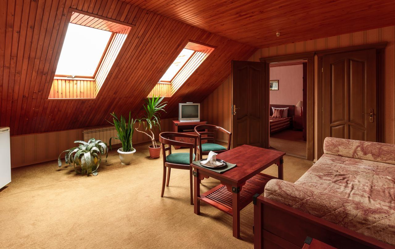 Letuchiy Gollandets Hotel Uzhhorod Bagian luar foto