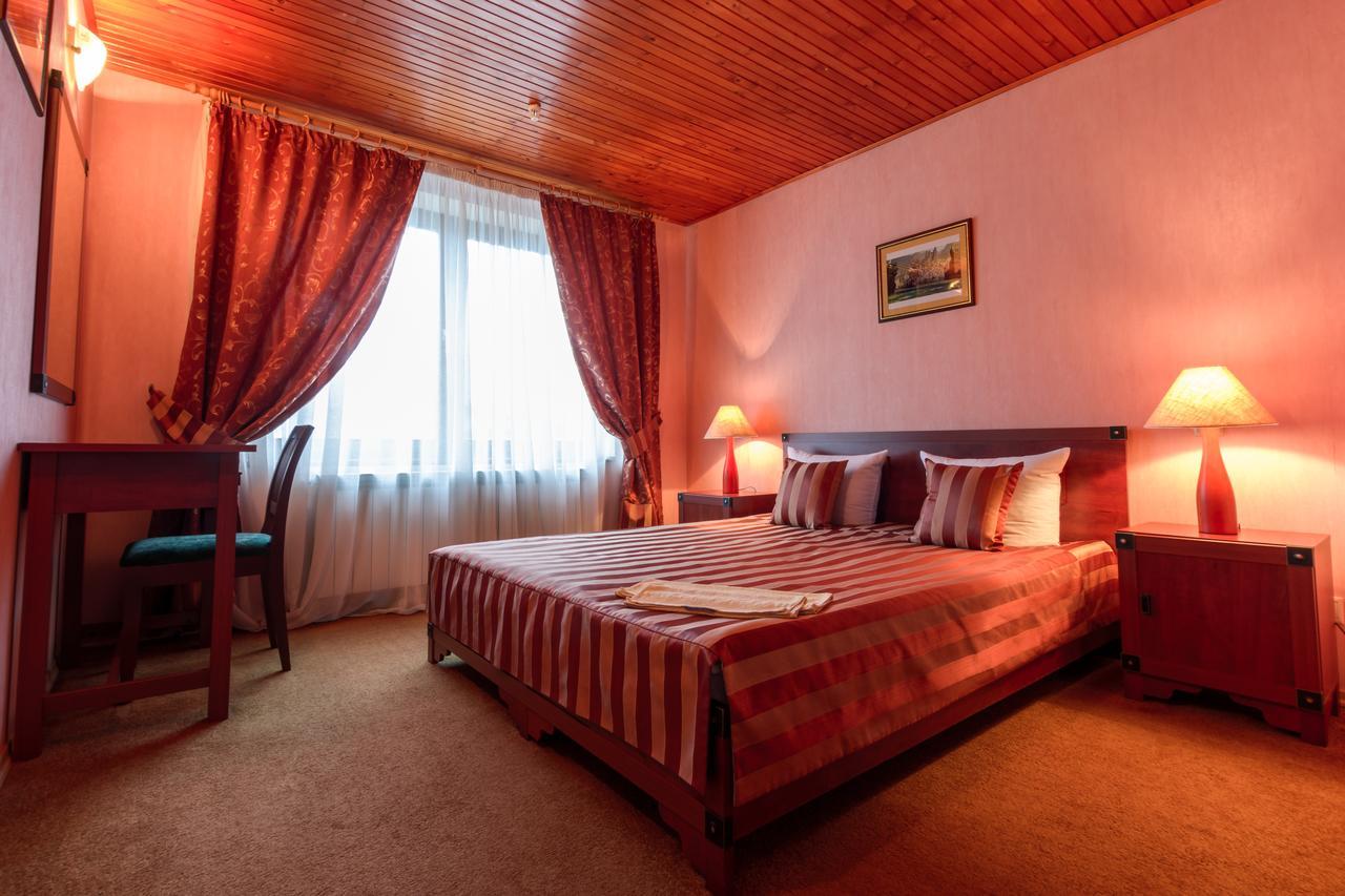 Letuchiy Gollandets Hotel Uzhhorod Bagian luar foto