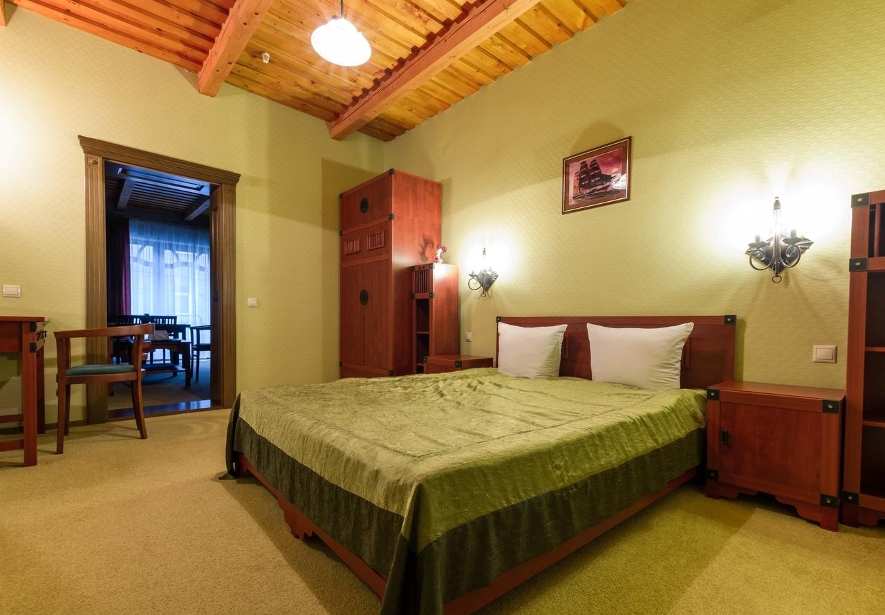 Letuchiy Gollandets Hotel Uzhhorod Bagian luar foto