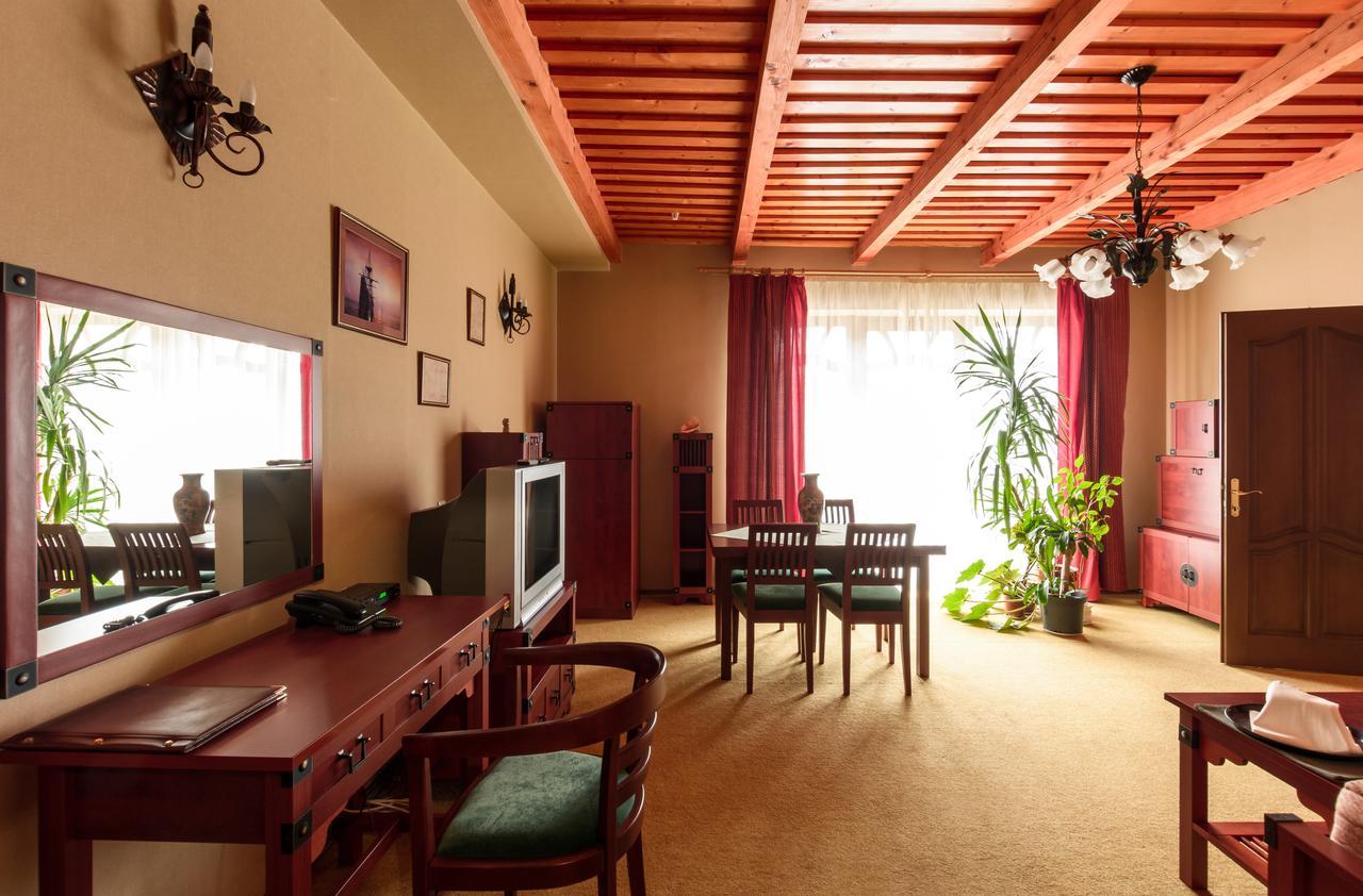 Letuchiy Gollandets Hotel Uzhhorod Bagian luar foto