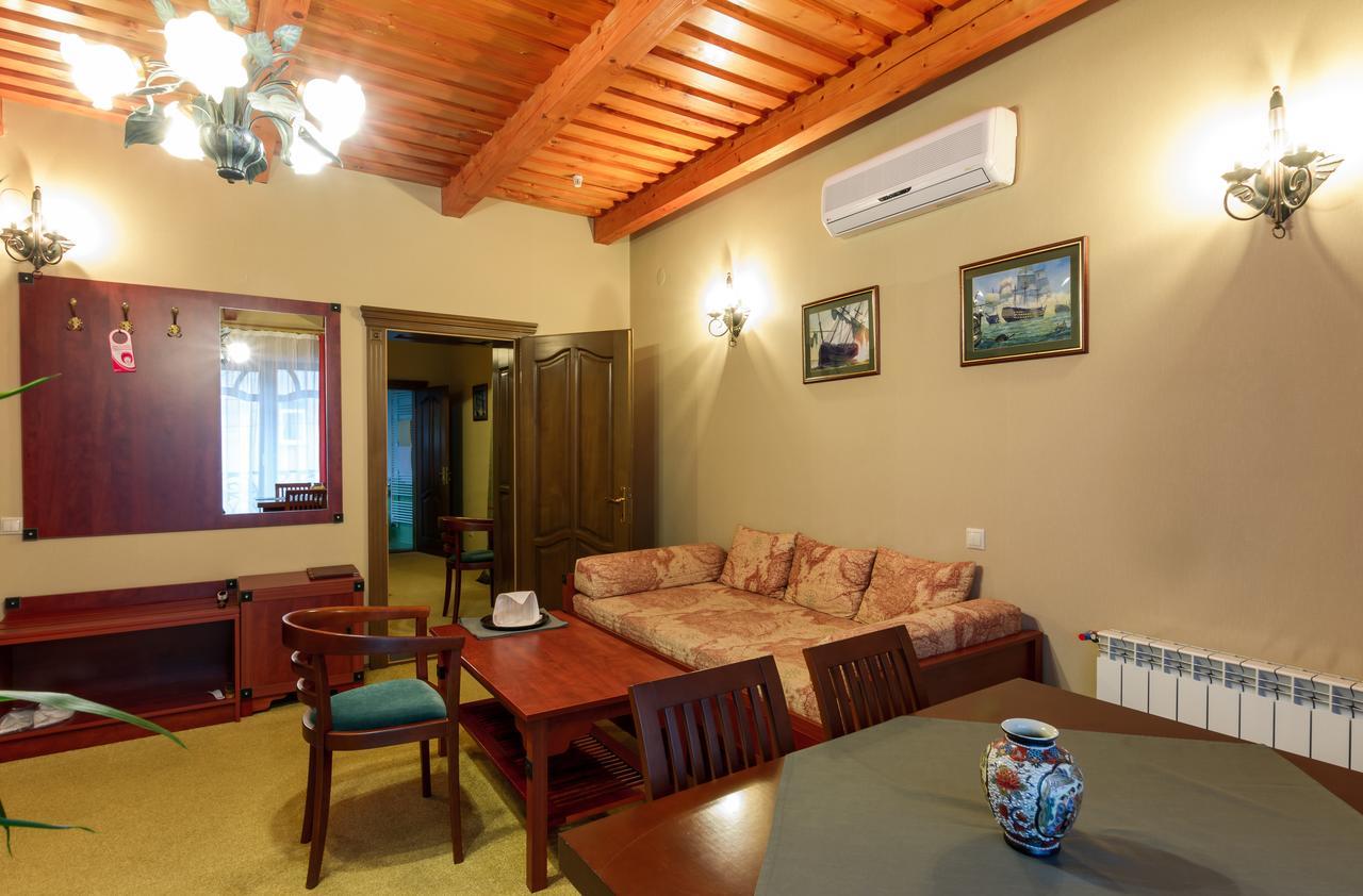 Letuchiy Gollandets Hotel Uzhhorod Bagian luar foto