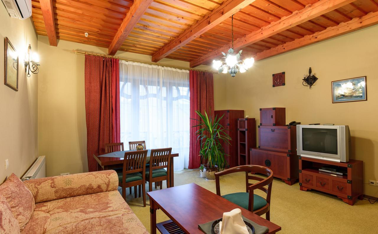 Letuchiy Gollandets Hotel Uzhhorod Bagian luar foto