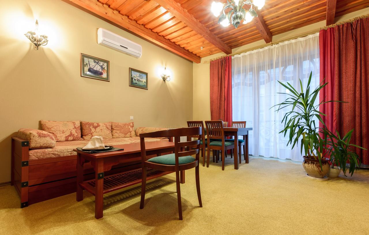 Letuchiy Gollandets Hotel Uzhhorod Bagian luar foto