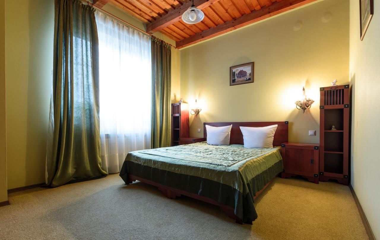 Letuchiy Gollandets Hotel Uzhhorod Bagian luar foto