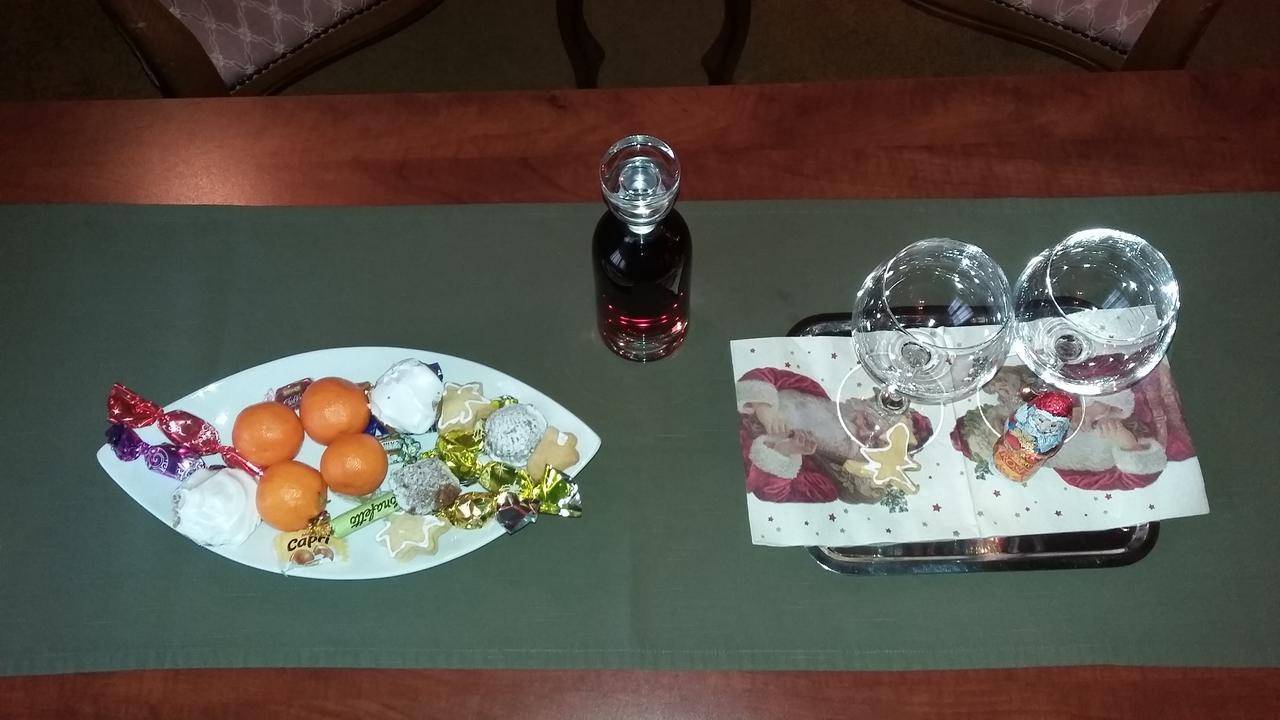 Letuchiy Gollandets Hotel Uzhhorod Bagian luar foto