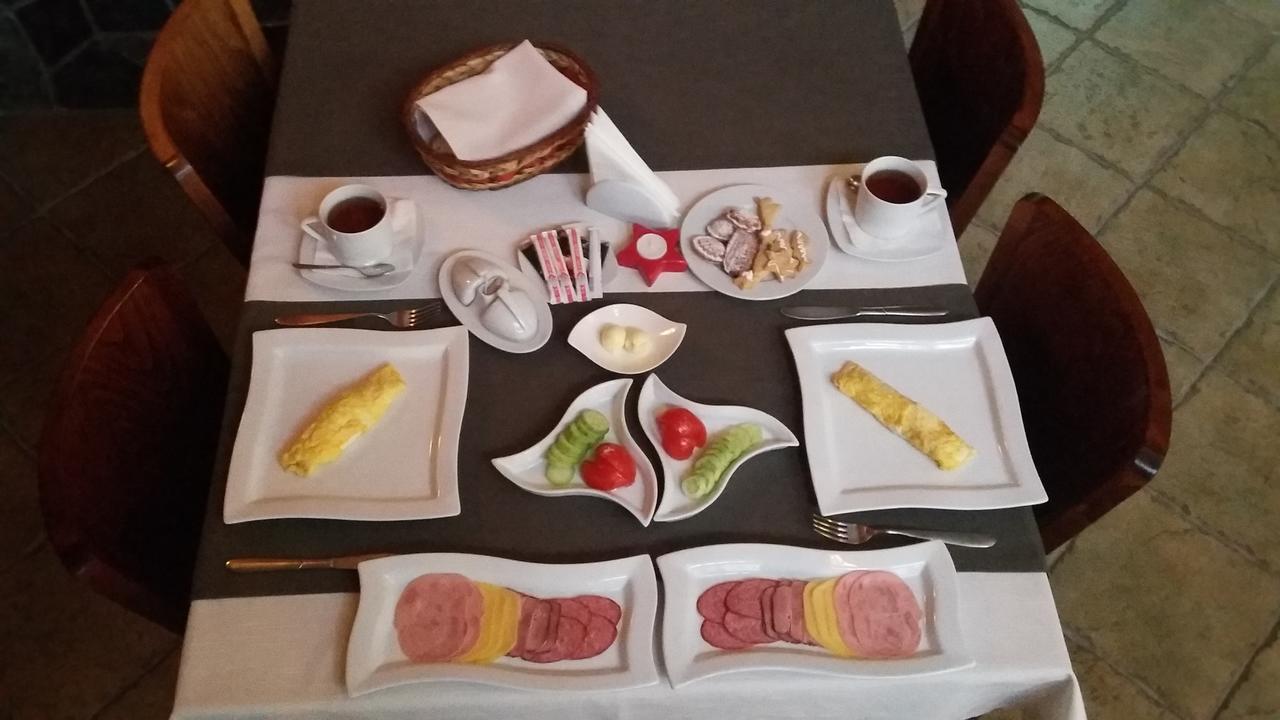Letuchiy Gollandets Hotel Uzhhorod Bagian luar foto
