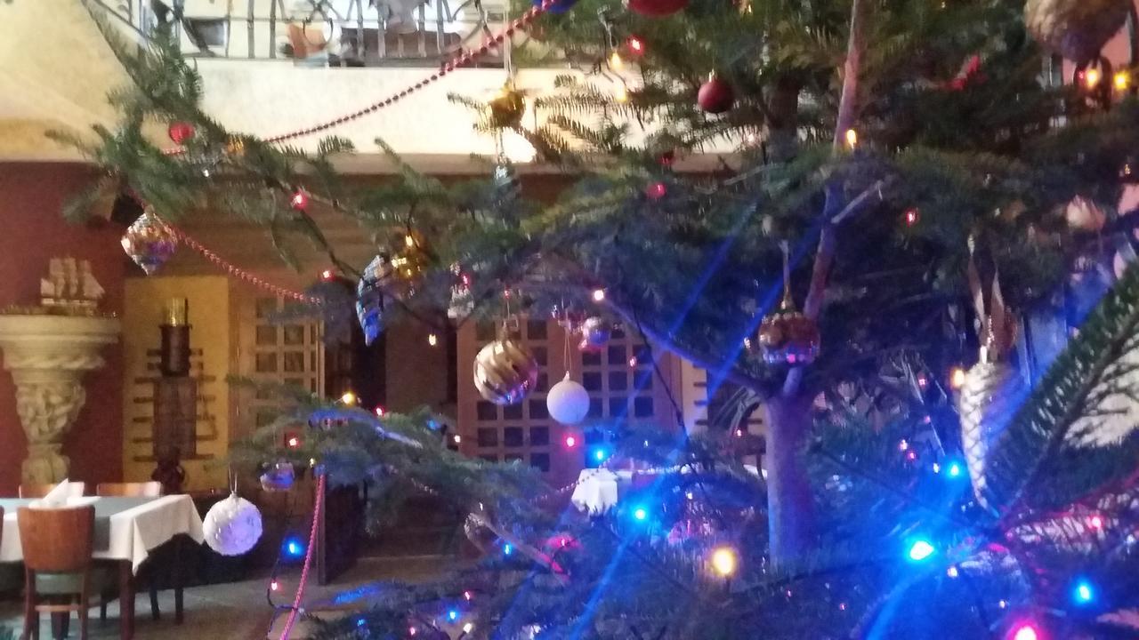 Letuchiy Gollandets Hotel Uzhhorod Bagian luar foto