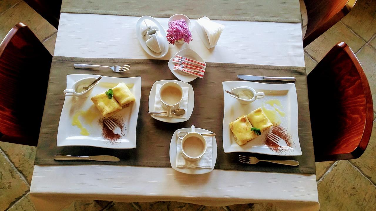 Letuchiy Gollandets Hotel Uzhhorod Bagian luar foto