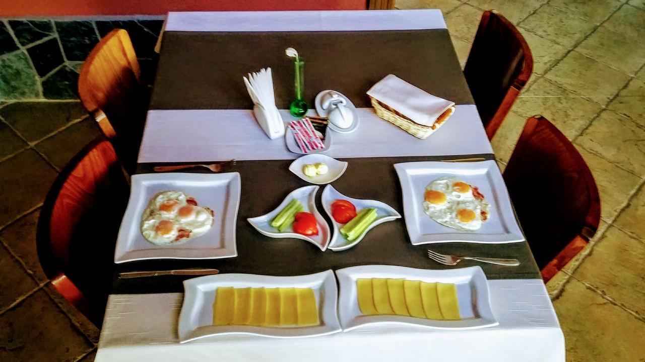 Letuchiy Gollandets Hotel Uzhhorod Bagian luar foto