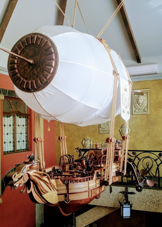 Letuchiy Gollandets Hotel Uzhhorod Bagian luar foto